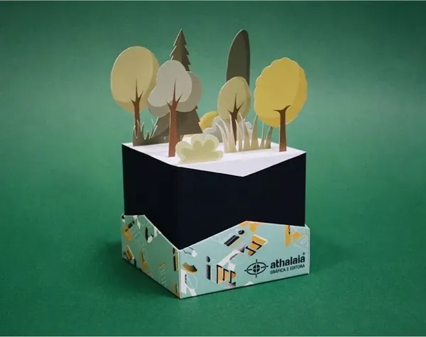 Embalagem personalizada com recorte e ilustrações em papel, produzida pela Athalaia