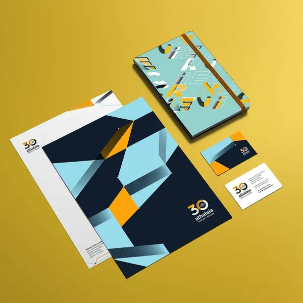 Kit de papelaria corporativa com pasta, envelope, caderno e cartões de visita